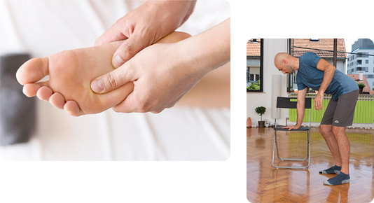 Fizioterapeut rukama drži bolno stopalo pacijenta i stariji čovjek kako uči samostalno ustajanje. 
